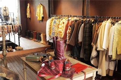 地攤上一件衣服15元,商家能賺多少錢?批發商一語道破