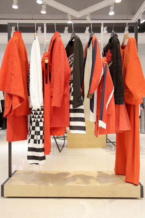 品牌女裝折扣店服裝成列色系搭配方式